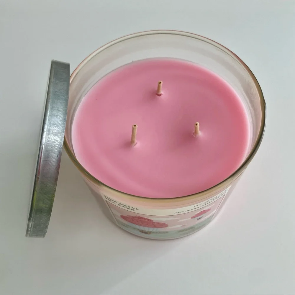 Bath and Body Works BBW Pink Petal Tea Cake Candle Rare - Picture 2 of 3